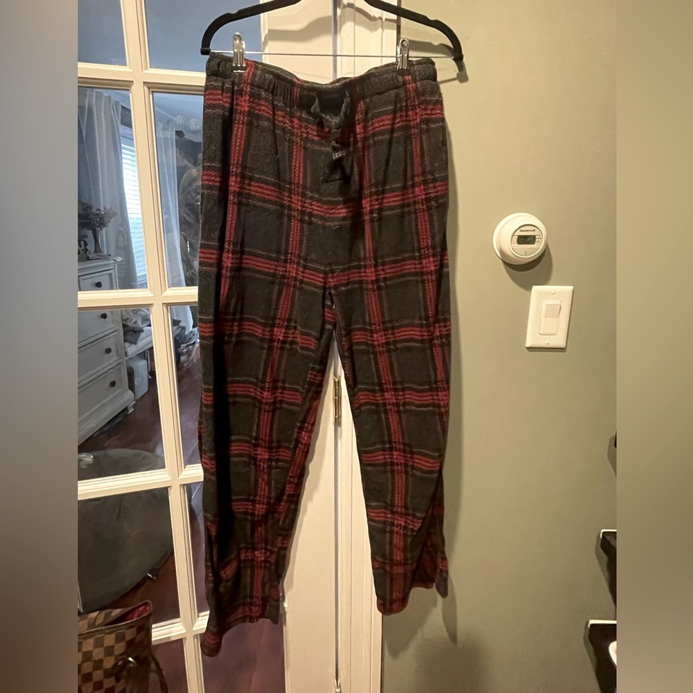 Men’s Perry Ellis plaid drawstring sleep pants.